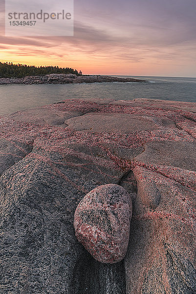 Felsenküste bei Sonnenuntergang  Lackies Head und Green Cove  Cape Breton National Park  Nova Scotia  Kanada  Nordamerika