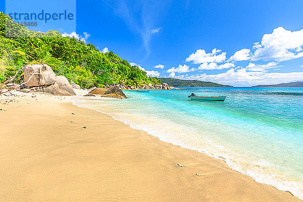Felicite Island  friedliche Landschaft am Strand der Seychellen bei La Digue  Seychellen  Indischer Ozean  Afrika