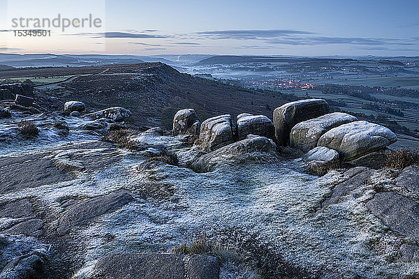 Blick von Curbar Edge in der Morgendämmerung im Herbst  Peak District National Park  Derbyshire  England  Vereinigtes Königreich  Europa