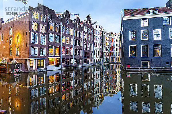 Alte Giebelhäuser an einer Gracht in der Abenddämmerung  Oudezijds Kolk  Amsterdam  Nordholland  Niederlande  Europa