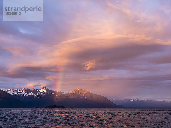 Regenbogen über South Marble Island im Glacier Bay National Park and Preserve  Südost-Alaska  Vereinigte Staaten von Amerika  Nordamerika