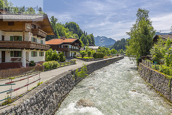Blick auf den Fluss durch Fieberbrunn  Fieberbrunn  Österreichische Alpen  Tirol  Österreich  Europa