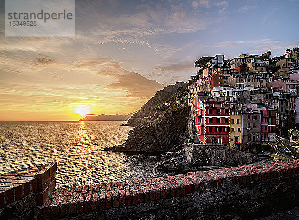 Riomaggiore Dorf bei Sonnenuntergang  Cinque Terre  UNESCO-Weltkulturerbe  Ligurien  Italien  Europa