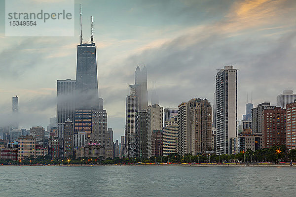 Blick auf die Skyline von Chicago vom North Beach in der Abenddämmerung  Downtown Chicago  Illinois  Vereinigte Staaten von Amerika  Nord-Amerika