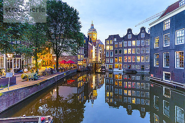 Alte Giebelhäuser an einer Gracht in der Abenddämmerung  Oudezijds Kolk  Amsterdam  Nordholland  Niederlande  Europa