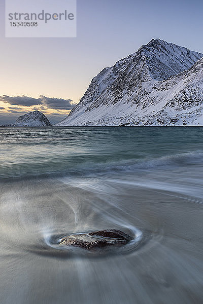 Einsamer Stein am Haukland Strand im Winter  Lofoten  Nordland  Arktis  Norwegen  Europa