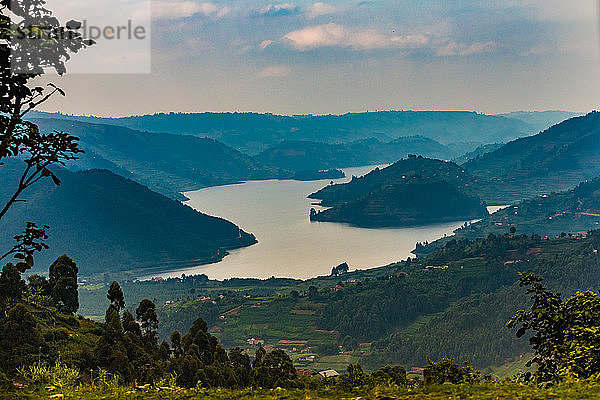 Fahrt am Bunyonyi-See in Uganda  Ostafrika  Afrika