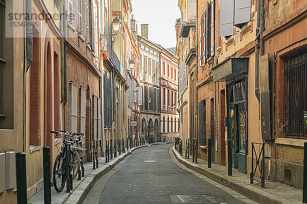 Eine Gasse im Herzen der Altstadt von Toulouse  Haute-Garonne  Frankreich  Europa