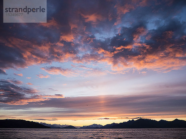 Sonnenuntergang im Glacier Bay National Park and Preserve  Südost-Alaska  Vereinigte Staaten von Amerika  Nordamerika