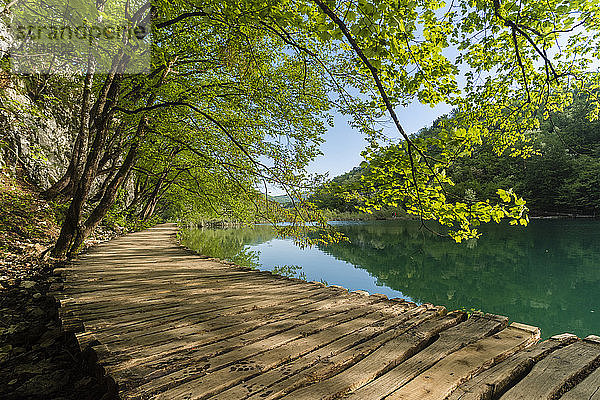 Uferpromenade am See  Nationalpark Plitvicer Seen  UNESCO-Weltkulturerbe  Kroatien  Europa