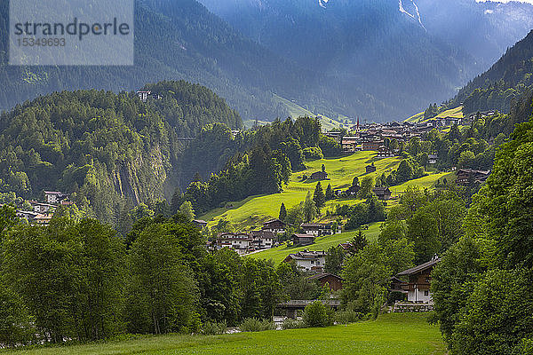 Blick auf den Finkenberg und die Berge von Mayrhofen aus gesehen  Tirol  Österreich  Europa