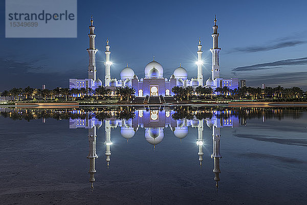 Die Große Sheikh-Zayed-Moschee in der blauen Stunde  Abu Dhabi  Vereinigte Arabische Emirate  Naher Osten