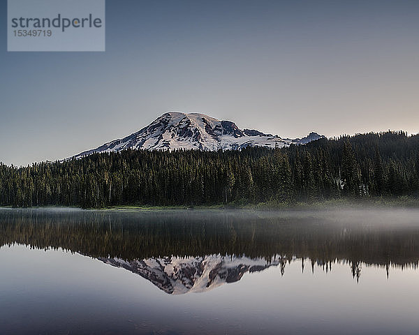 Spiegelung des Mount Rainier in der Morgendämmerung  Reflection Lake  Bundesstaat Washington  Vereinigte Staaten von Amerika  Nordamerika