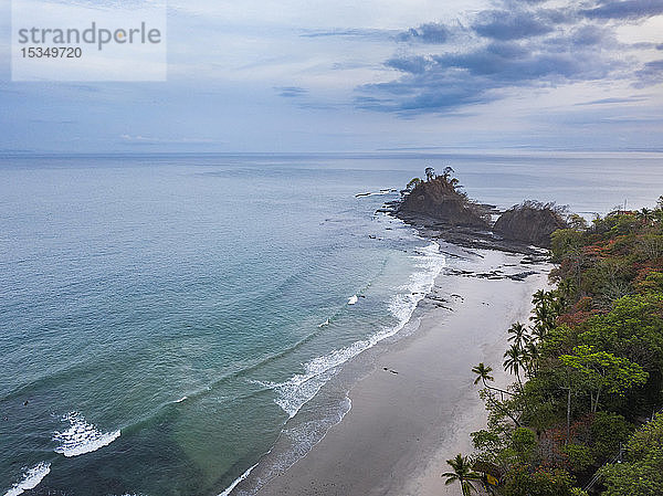 Drohnenansicht des Strandes Punta Leona  Provinz Puntarenas  Pazifikküste von Costa Rica  Mittelamerika