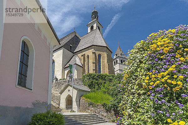 Blick auf die Liebfrauenkirche an einem Sommertag  Kitzbühel  Österreichisches Tirol  Österreich  Europa