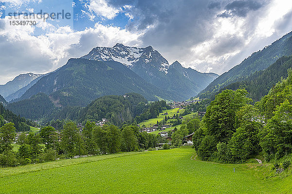 Blick auf den Finkenberg und die Berge von Mayrhofen aus gesehen  Tirol  Österreich  Europa