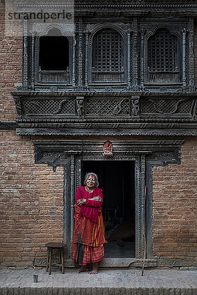 Traditionelle dekorative  handgeschnitzte Newari-Holzfenster und Architektur an einem Tempel in einem historischen kleinen Dorf  Nuwacot  Nepal  Asien