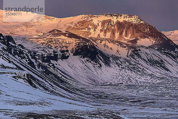 Schneebedeckte Berge im abendlichen März-Sonnenlicht  Snaefellsnes-Halbinsel  Island  Polarregionen