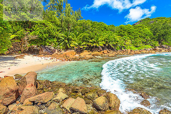 Abgelegener Caiman-Strand zwischen Anse Fourmis und Anse Cocos  geschützt durch riesige Felsformationen  La Digue  Seychellen  Indischer Ozean  Afrika