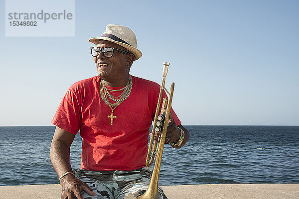 Trompeter auf dem Malecon in Havanna  Kuba  Westindien  Karibik  Mittelamerika