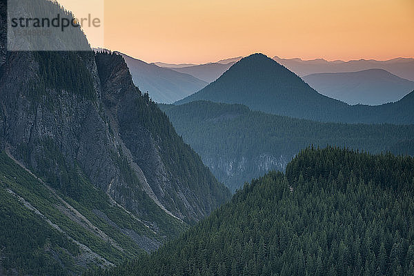 Bergblick bei Sonnenuntergang  Mount Rainier National Park  Washington State  Vereinigte Staaten von Amerika  Nordamerika