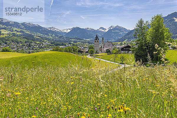 Blick auf die Stadt und die umliegenden Berge  Kitzbühel  Österreichisches Tirol  Österreich  Europa