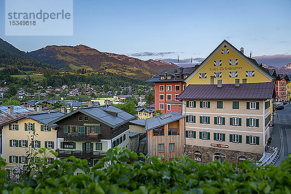 Panoramablick auf Stadt und Berge von erhöhter Position  Kitzbühel  Österreichisches Bundesland Tirol  Österreich  Europa