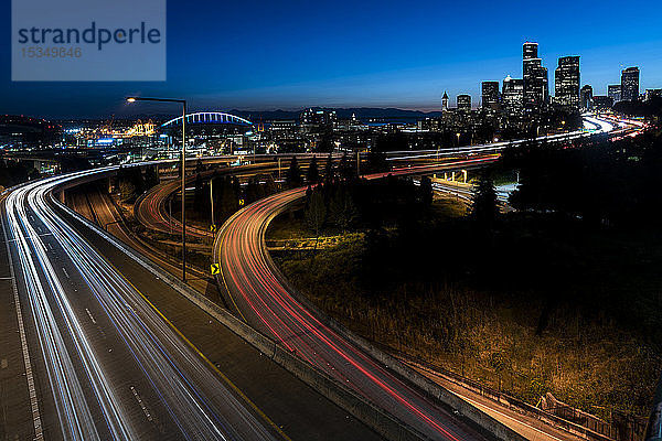 Highways und Skyline  Seattle  Bundesstaat Washington  Vereinigte Staaten von Amerika  Nordamerika