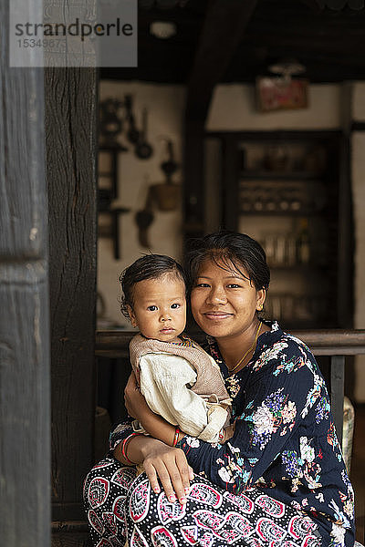 Eine nepalesische Frau mit ihrem Baby  Nuwacot  Nepal  Asien