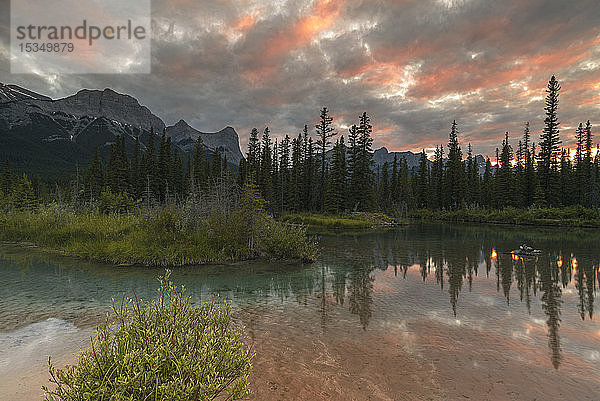 Sonnenuntergang über Ha Ling Peak und Mount Rundle am Policeman's Creek  Canmore  Alberta  Kanada  Nordamerika
