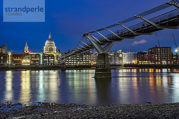 St. Pauls Cathedral und Millennium Bridge bei Nacht  City of London  London  England  Vereinigtes Königreich  Europa