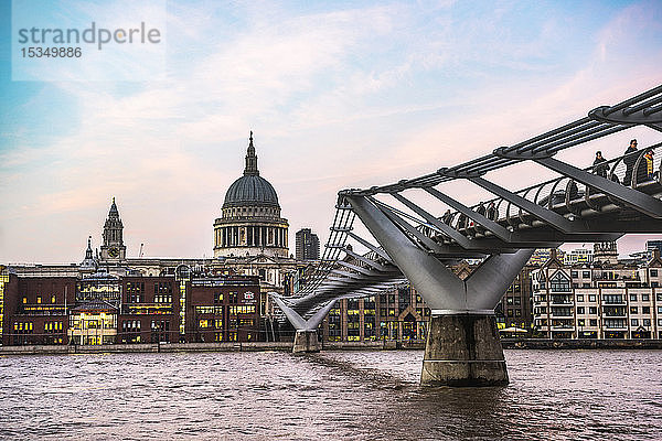 St. Pauls Cathedral bei Sonnenuntergang  Millennium Bridge und Themse  The City of London  London  England  Vereinigtes Königreich  Europa