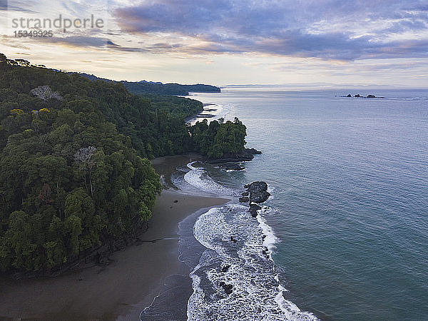 Drohnenansicht von Arco Beach und Regenwald bei Sonnenaufgang  Uvita  Provinz Puntarenas  Pazifikküste von Costa Rica  Mittelamerika