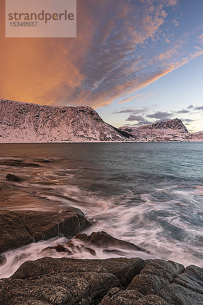 Ein dramatischer Sonnenuntergang am Haukland Strand  Lofoten  Nordland  Arktis  Norwegen  Europa
