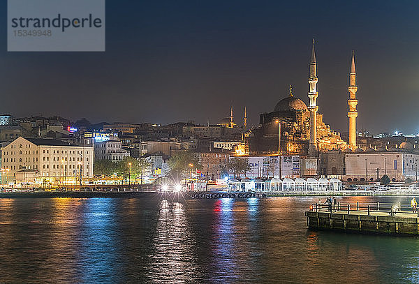 Eminonu mit Moscheen  vom Bosporus aus gesehen  Istanbul  Türkei  Europa
