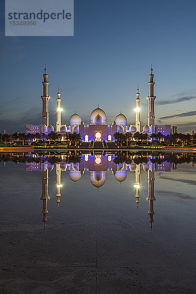 Die Große Sheikh-Zayed-Moschee bei Nacht  Abu Dhabi  Vereinigte Arabische Emirate  Naher Osten