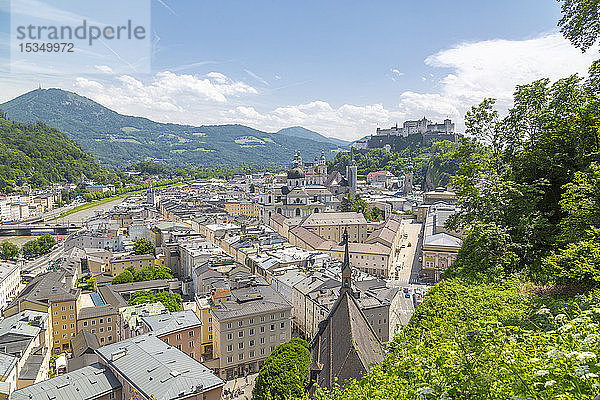 Blick auf die Salzach  die Altstadt und die Burg Hohensalzburg zur Rechten  Salzburg  Österreich  Europa