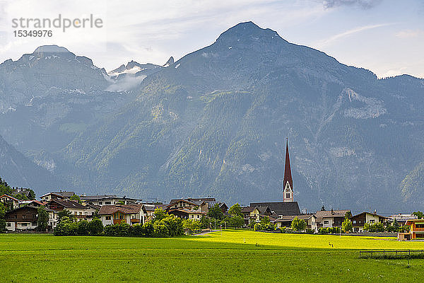 Ansicht der Dorfkirche im Tuxertal  Mayrhofen  Zillertal  Tirol  Österreich  Europa