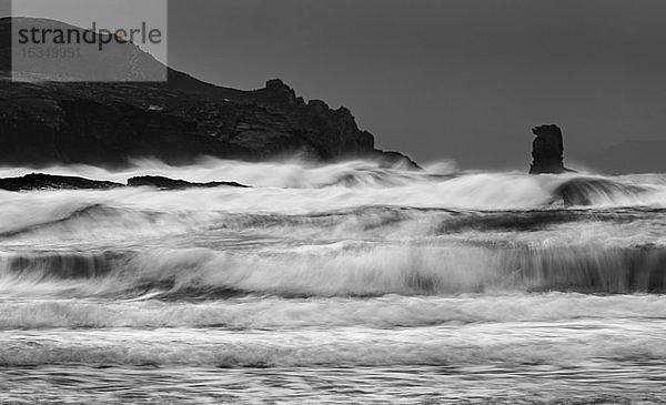 Wellen und Steilküste  Strand von Kinard  Dingle-Halbinsel  County Kerry  Munster  Republik Irland  Europa