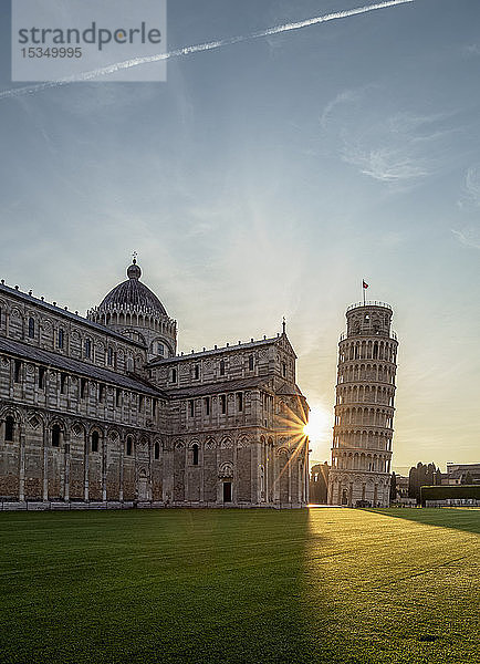 Dom und Schiefer Turm bei Sonnenaufgang  Piazza dei Miracoli  UNESCO-Weltkulturerbe  Pisa  Toskana  Italien  Europa