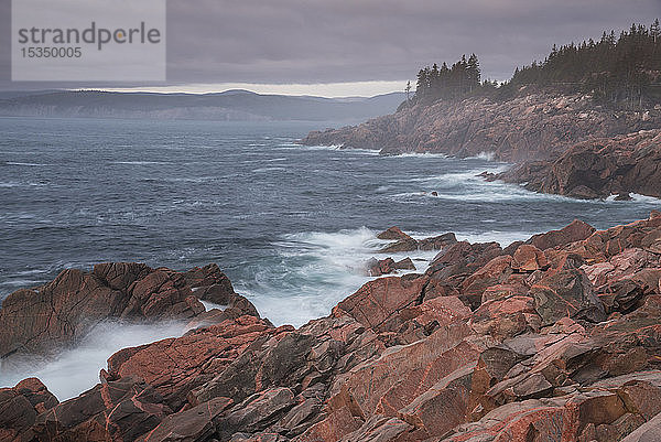 Wellen brechen an Felsen  Green Cove Look Off  Lackies Head  Cape Breton National Park  Nova Scotia  Kanada  Nordamerika