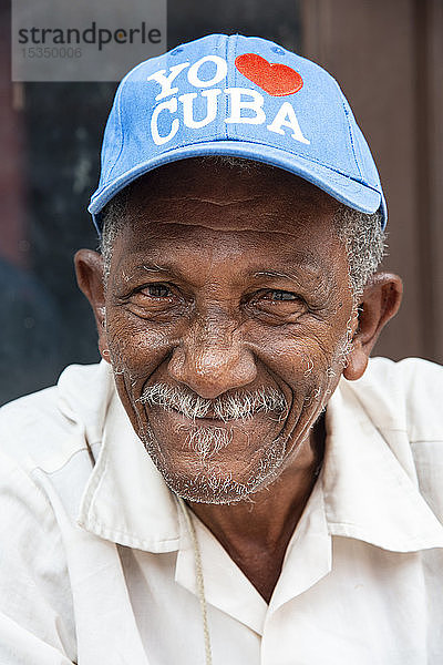 Einheimischer mit einem I love Cuba -Hut entspannt sich auf der Straße in Trinidad  Kuba  Westindien  Karibik  Mittelamerika