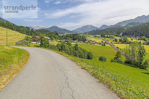 Blick auf Bahnlinie und Landschaft bei St. Johann  Österreichische Alpen  Tirol  Österreich  Europa