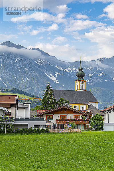 Blick auf die Kirche Pfarramt Soll mit Bergen im Hintergrund  Soll  Solllandl  Tirol  Österreich  Europa