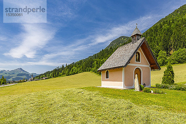 Blick auf kleine Kapelle bei St. Johann  Österreichische Alpen  Tirol  Österreich  Europa