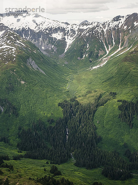 Luftaufnahme von schneebedeckten Bergen aus einem kleinen Privatflugzeug  das im Südosten Alaskas fliegt  Vereinigte Staaten von Amerika  Nordamerika