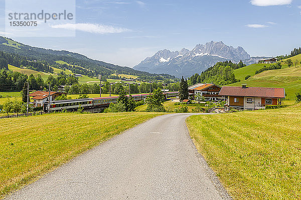 Blick auf die Bahnlinie und den Berggipfel der Ellmauer Halt bei St. Johann  Österreichische Alpen  Tirol  Österreich  Europa