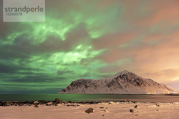 Das Nordlicht (Aurora borealis) mit Bergkette im Winter  Reine  Lofoten  Nordland  Arktis  Norwegen  Europa