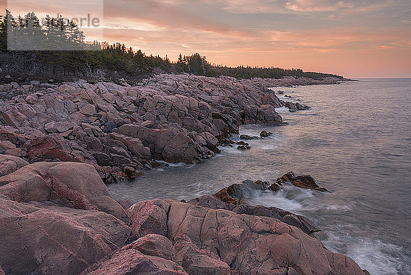 Wellen und felsige Küste bei Sonnenuntergang  Lackies Head und Green Cove  Cape Breton National Park  Nova Scotia  Kanada  Nordamerika