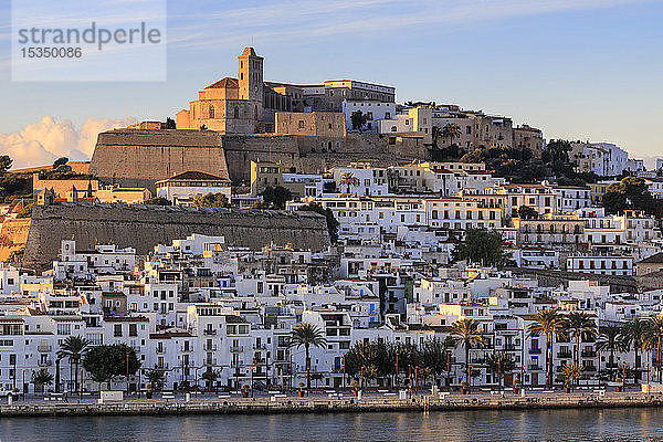 Uferpromenade und befestigte historische Altstadt  Dalt Vila  Kathedrale  bei Sonnenaufgang  Ibiza-Stadt  Eivissa  Balearen  Spanien  Mittelmeer  Europa